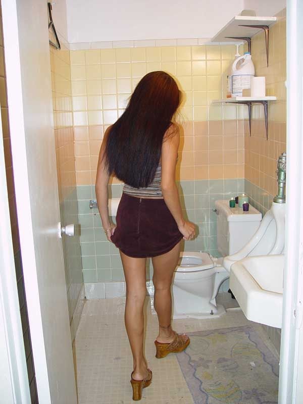 Fotos de coños en primer plano de una asiática pervertida posando mientras orina
 #75652902
