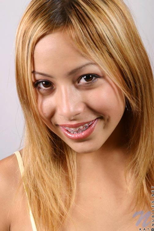 Kat hält einen kleinen Vibrator hoch, mit dem sie sich selbst ficken will
 #67679035