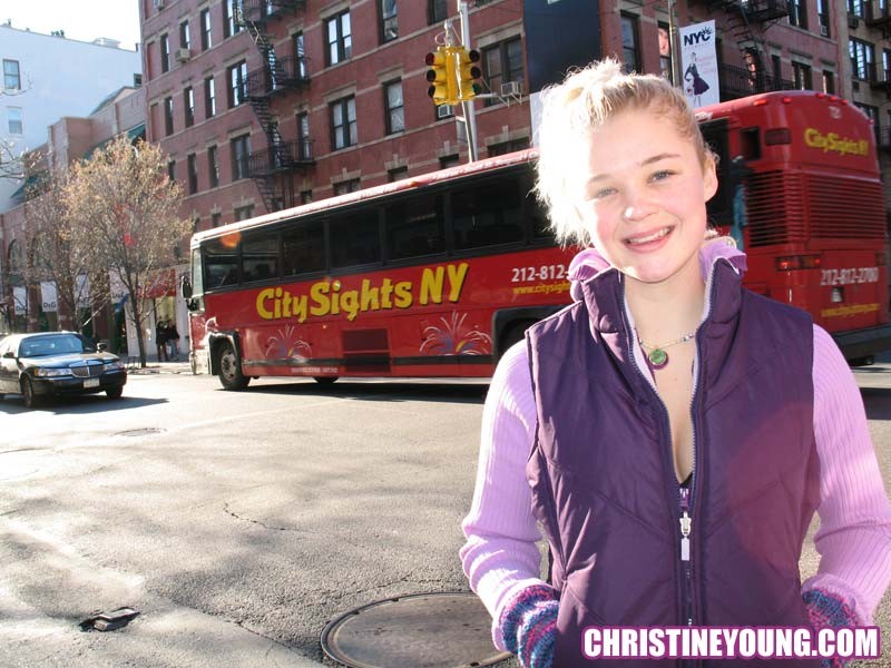Christine Young, una jovencita muy divertida, posando y provocando al aire libre
 #73118418