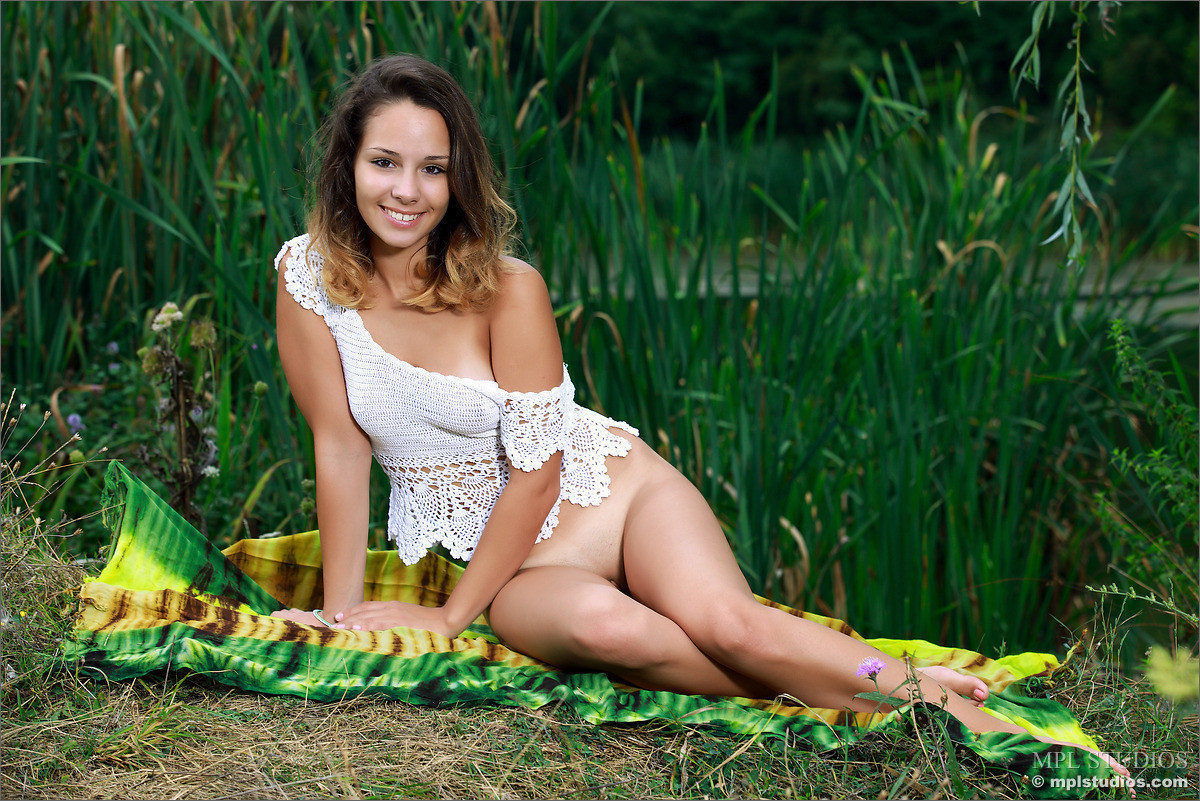 Alma mostrando su cuerpo al aire libre
 #72425676