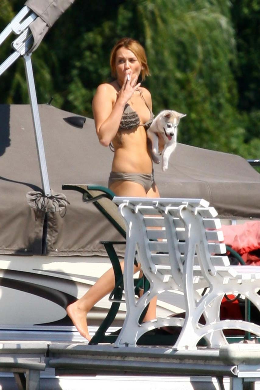 Miley cyrus smoking cigars and showing her sexy body in bikini on lake（マイリーサイラス スモーキングシガーと湖上でのビキニでのセクシーな体の見せ方
 #75293735