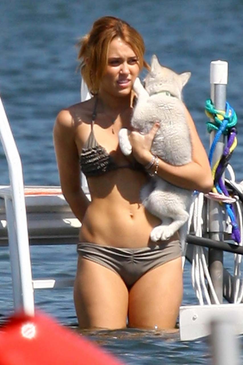 Miley cyrus fumare sigari e mostrare il suo corpo sexy in bikini sul lago
 #75293752