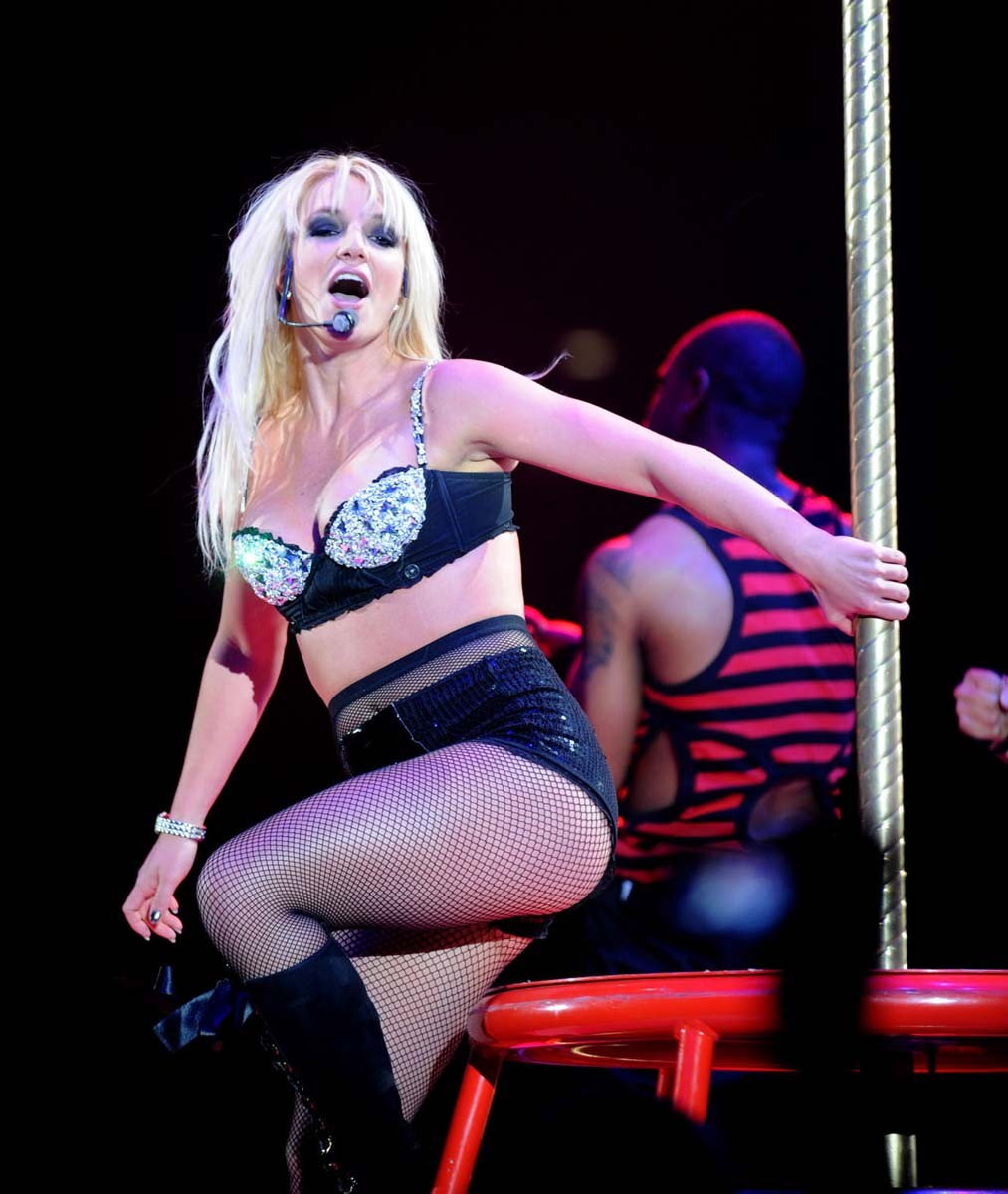 Britney spears in lingerie che espongono le sue tette
 #75392403