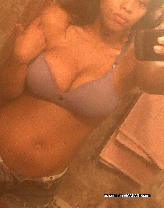 Deliciosa negra mostrando sus tetas
 #71387937