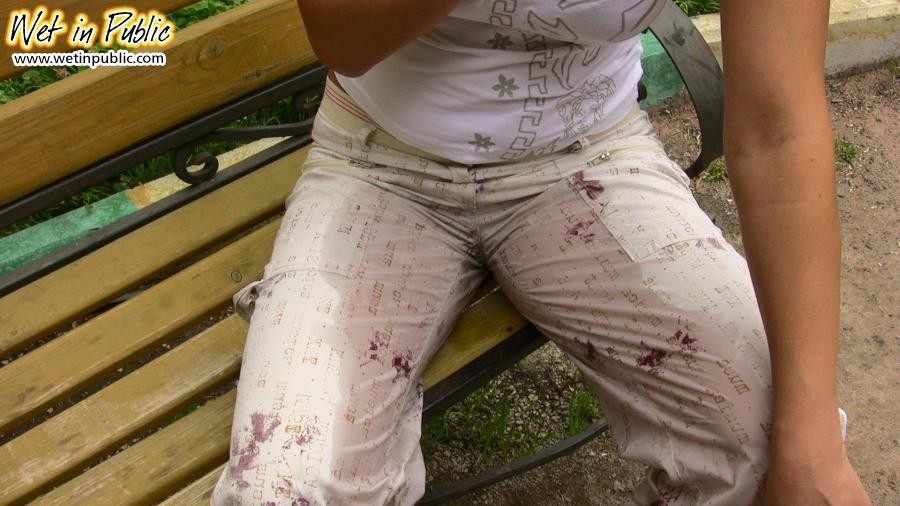 Pantalones beige de un hottie se convierten en los trapos empapados de orina en un minuto
 #73240889