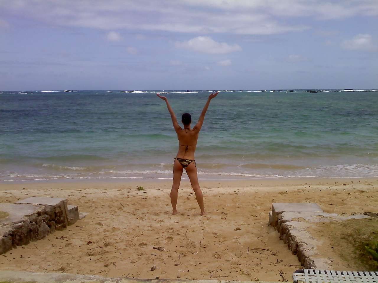 エイドリアン・カレーがプールでトップレスのポーズをとり、お尻を露出しているプライベート写真
 #75301152