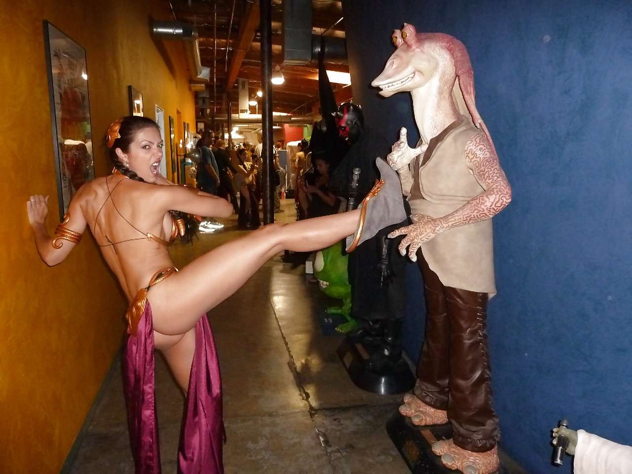 Adrianne curry seins nus posant dans une piscine et exposant ses fesses dans des photos privées
 #75301183