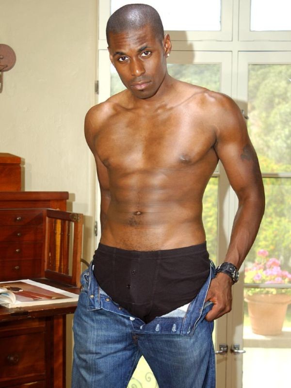 Ragazzo nero gay che mostra il suo corpo caldo e il suo grande cazzo
 #71683073