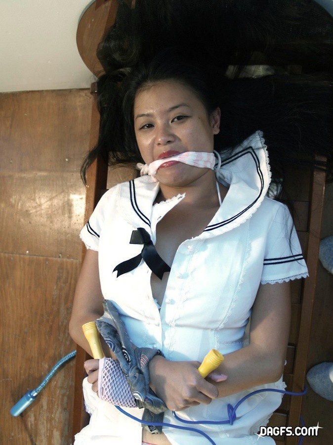 Novia asiática atada a una silla con el coño peludo expuesto
 #69861573