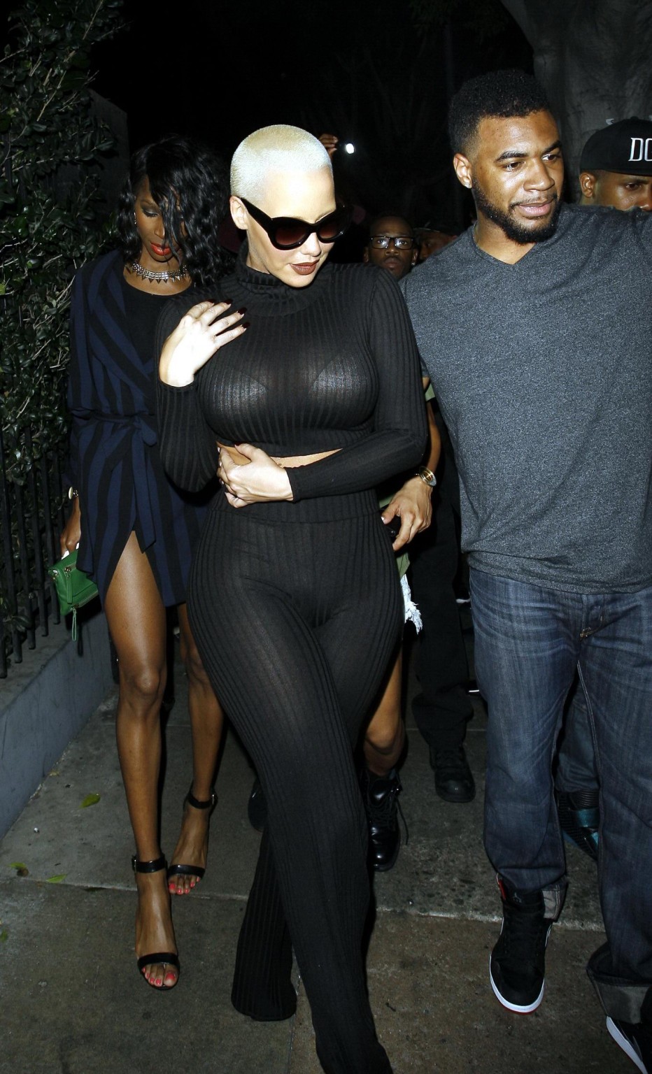 Amber rose se ve en sujetador saliendo del club emerson en hollywood
 #75169568