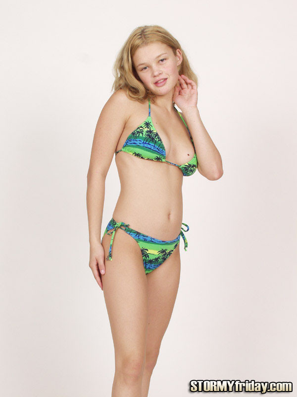 Jeune en bikini vert
 #67853624