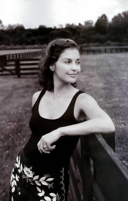Celebrity Ashley Judd perfect smile and sexy body glamour pics #75415198