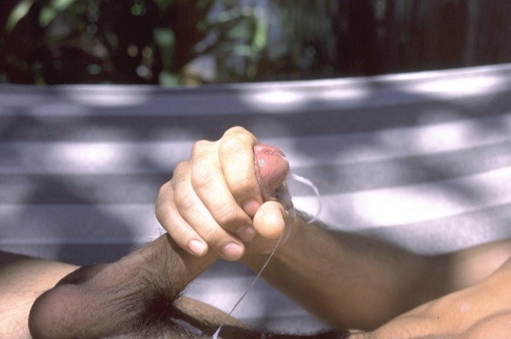 Masturbación de un chico heterosexual al aire libre
 #76915999