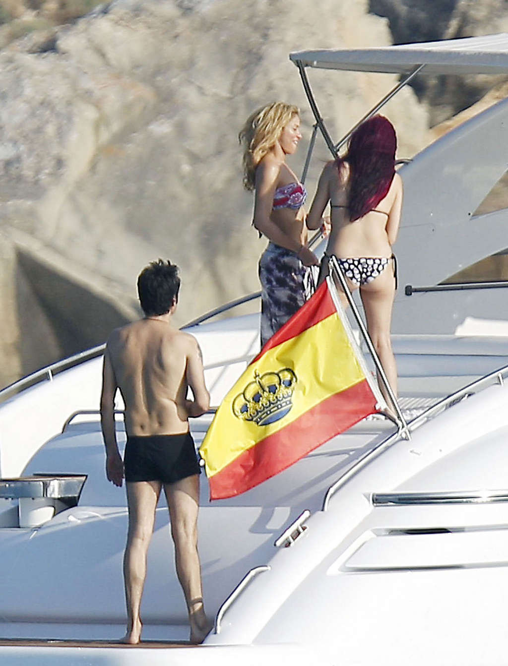 Shakira entblößt verdammt sexy Körper und heißen Arsch im Bikini am Strand
 #75340187
