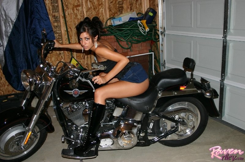 Corvo sexy guardando caldo accanto a una moto
 #67146341