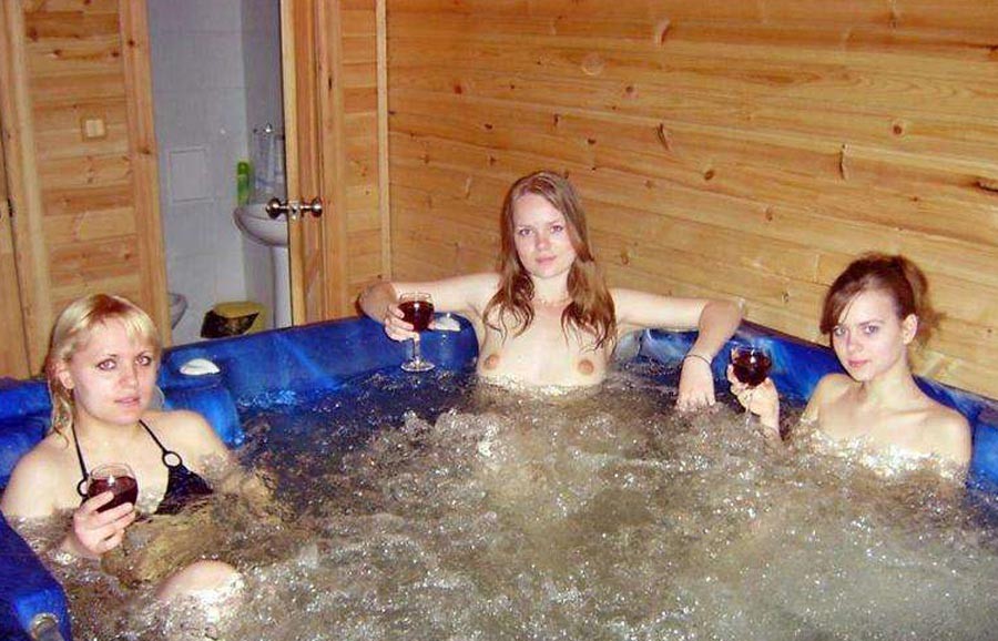 Richtig betrunkene Amateur-Mädchen auf einer Pool-Party
 #76396350