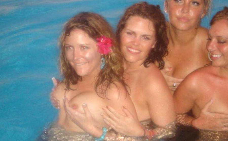 Ragazze amatoriali molto ubriache ad una festa in piscina
 #76396353