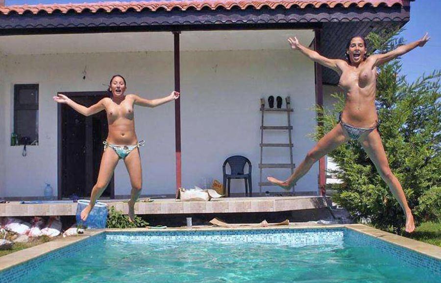 Ragazze amatoriali molto ubriache ad una festa in piscina
 #76396361