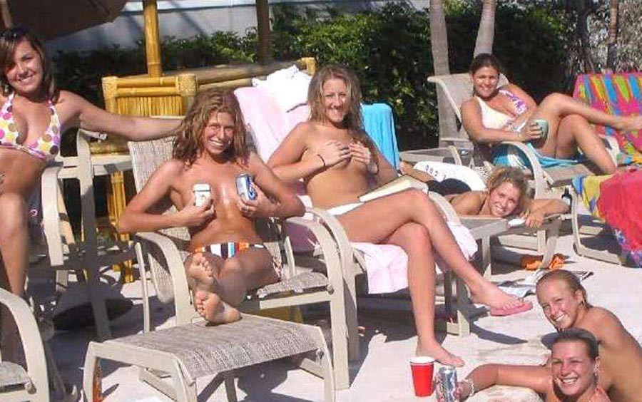 Ragazze amatoriali molto ubriache ad una festa in piscina
 #76396370