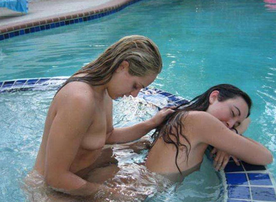 Chicas amateurs realmente borrachas en una fiesta en la piscina
 #76396372