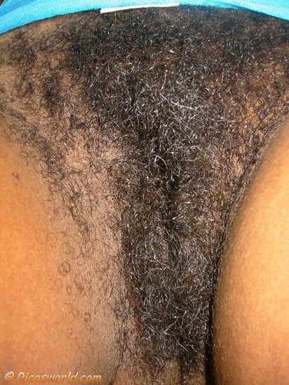 Donna nera estremamente pelosa
 #73436314