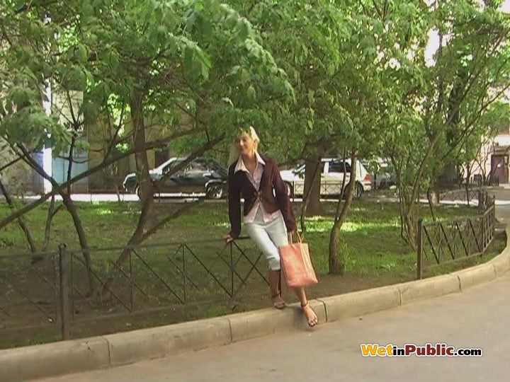 Verwirrte Blondie pinkelt in ihre weiße Reithose, da keine Toilette gefunden wurde
 #78595295