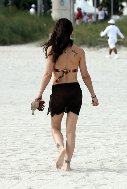 Alyssa milano nue et photos paparazzi en bikini sur la plage
 #75439822