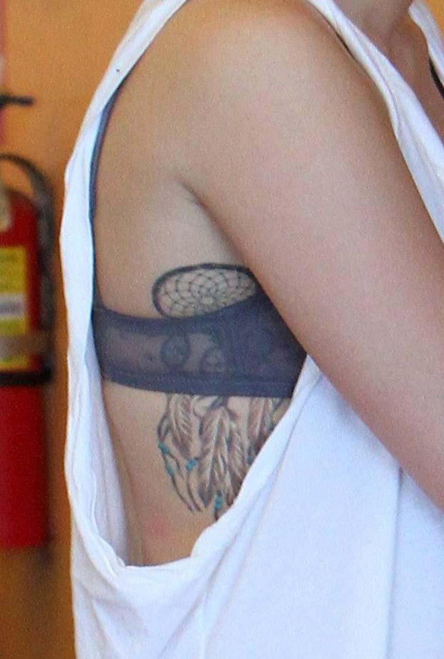 Miley cyrus che mostra il suo tatuaggio sexy sotto le foto dei paparazzi delle tette
 #75317970