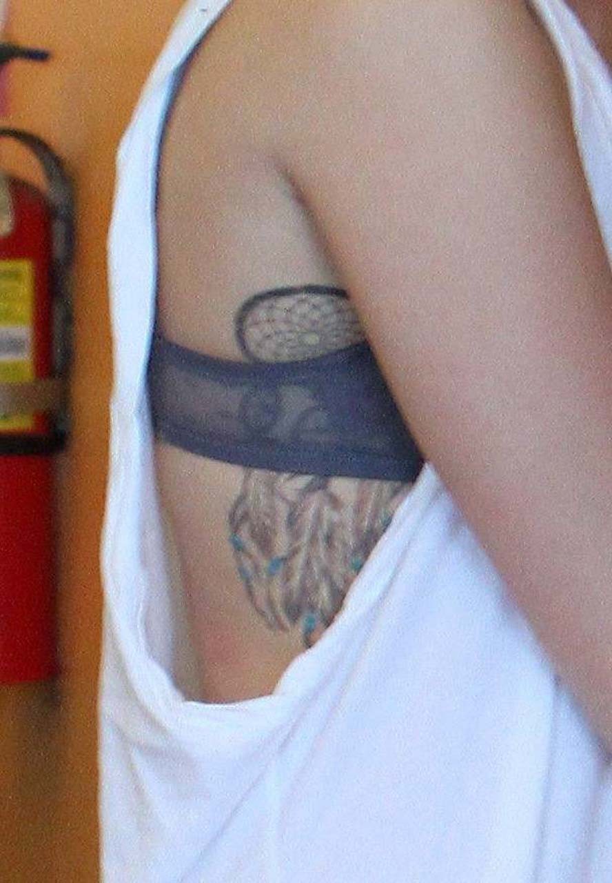 Miley Cyrus zeigt ihr sexy Tattoo unter Titten Paparazzi Fotos
 #75317980