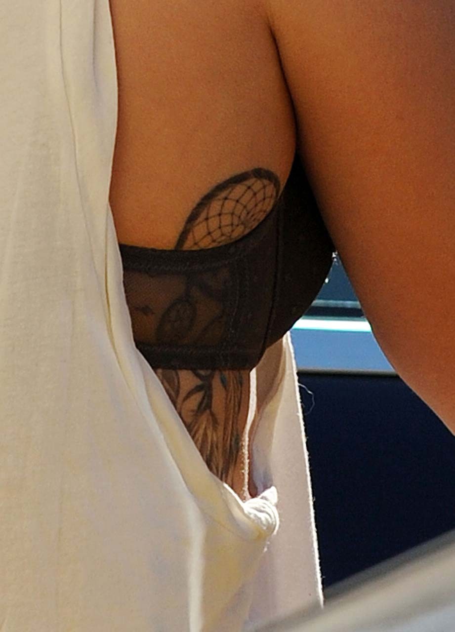Miley cyrus mostrando su sexy tatuaje bajo las tetas fotos paparazzi
 #75318008