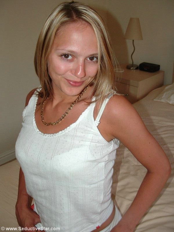 Une blonde très attirante montre son corps sexy
 #73859182