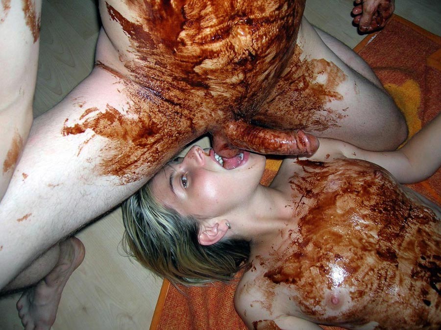 Une petite amie amateur suce une bite en chocolat pendant les vacances.
 #77702828