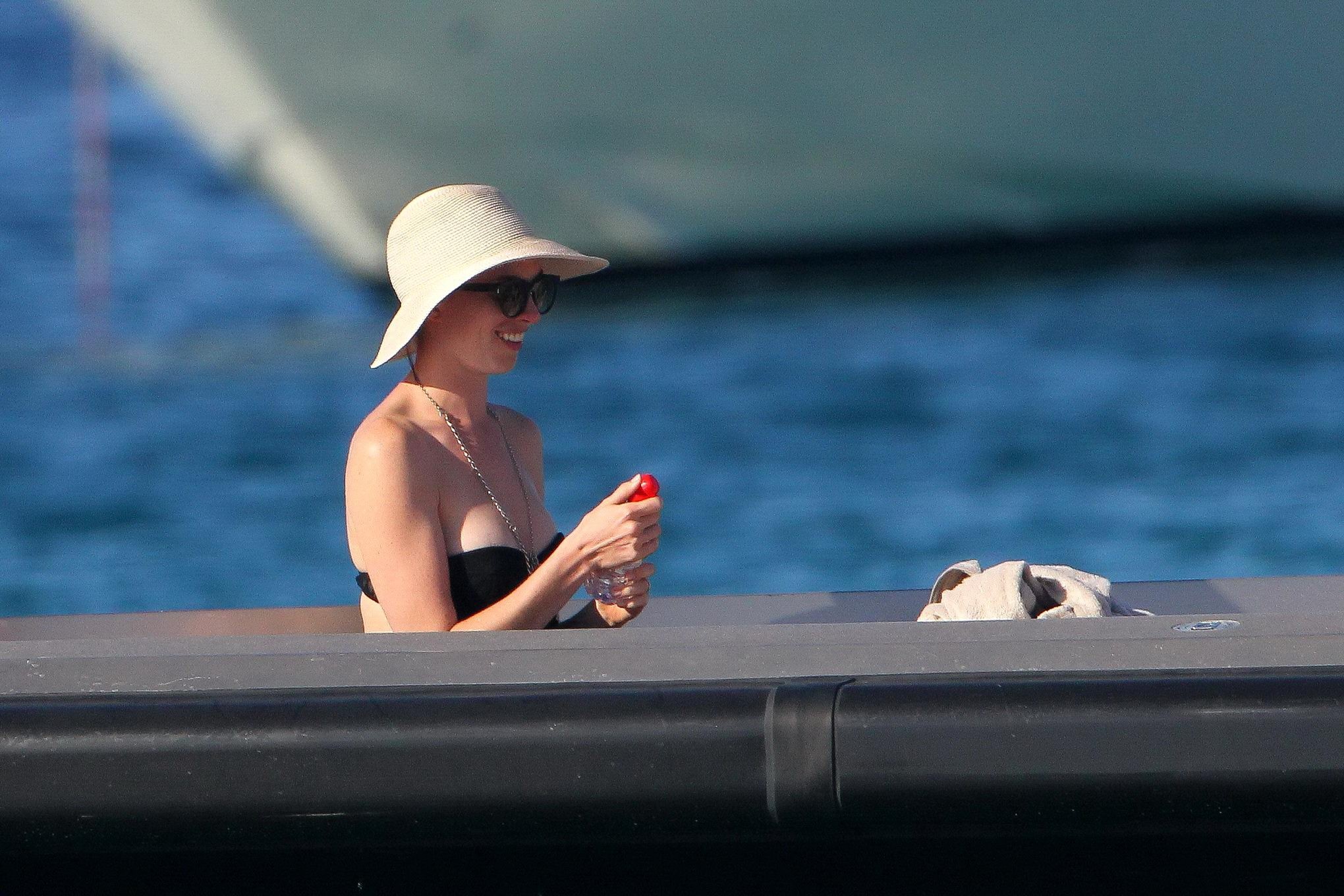 Anne hathaway en buste dans un maillot de bain noir sans bretelles
 #75155192