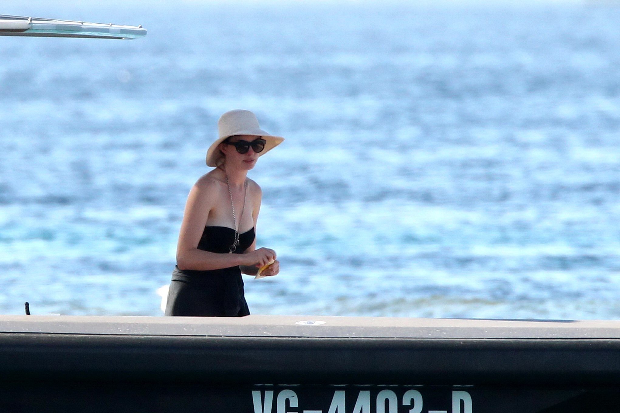 Anne hathaway tetona con un bañador negro sin tirantes
 #75155236