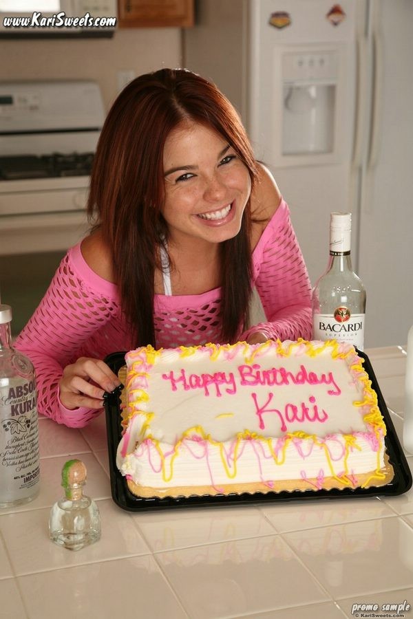Kari dolci celebra il compleanno con la torta su tutto il corpo
 #78802452