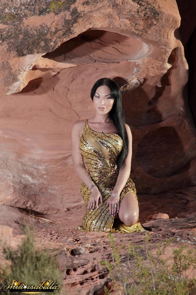 La beauté transsexuelle mia isabella se déshabille dans une grotte
 #79201835