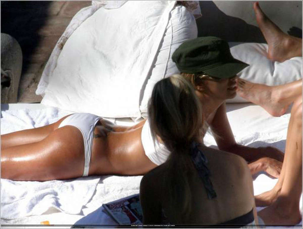 Eva longoria mostrando su cuerpo caliente y el culo sexy en bikini
 #75366151
