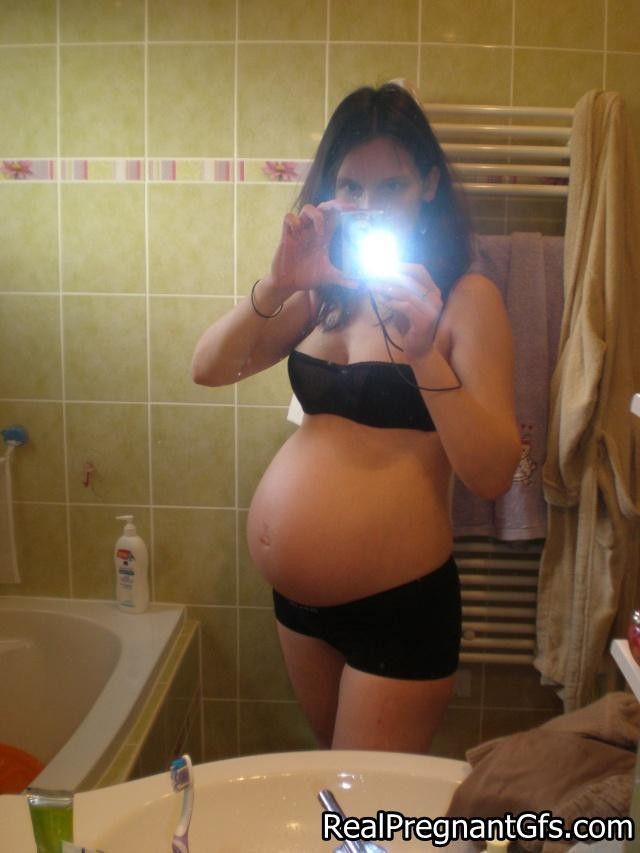 Sexy schwangere Freundinnen posieren
 #76520362