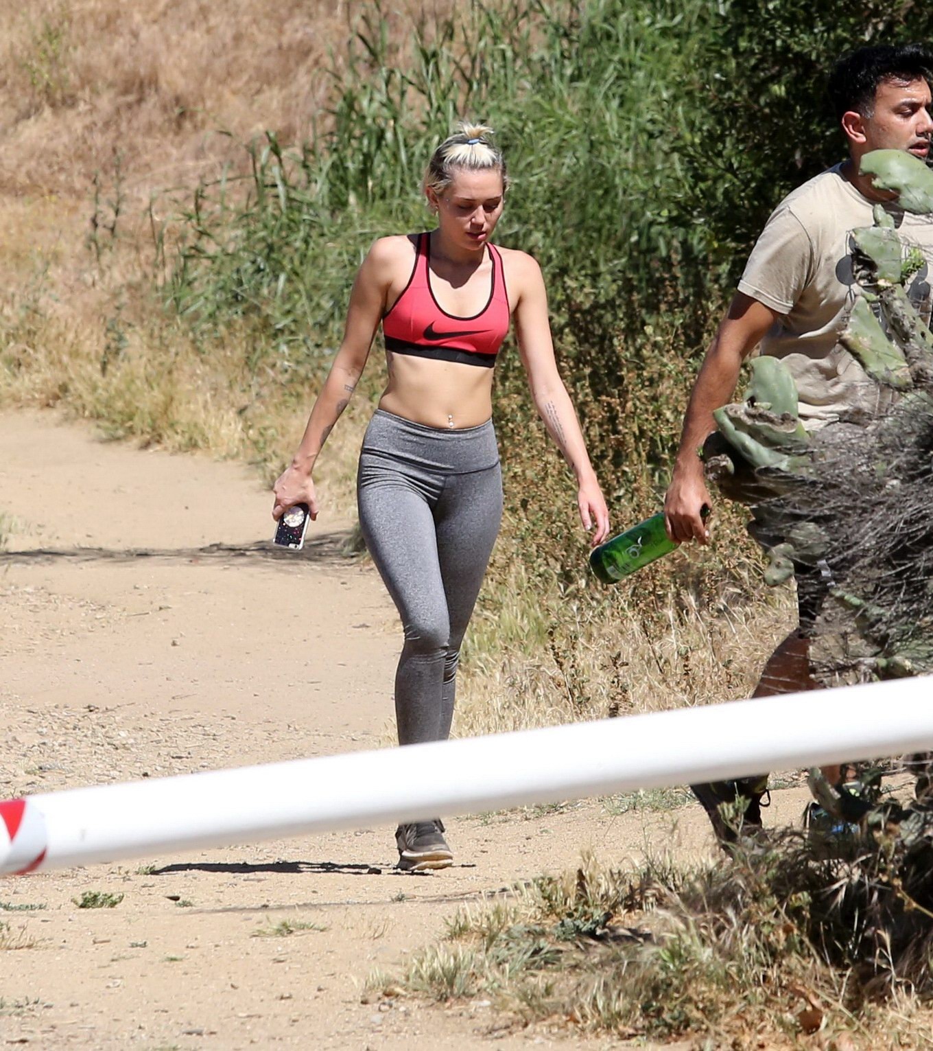 Miley cyrus en mallas de sujetador deportivo haciendo senderismo con amigos en la
 #75165248