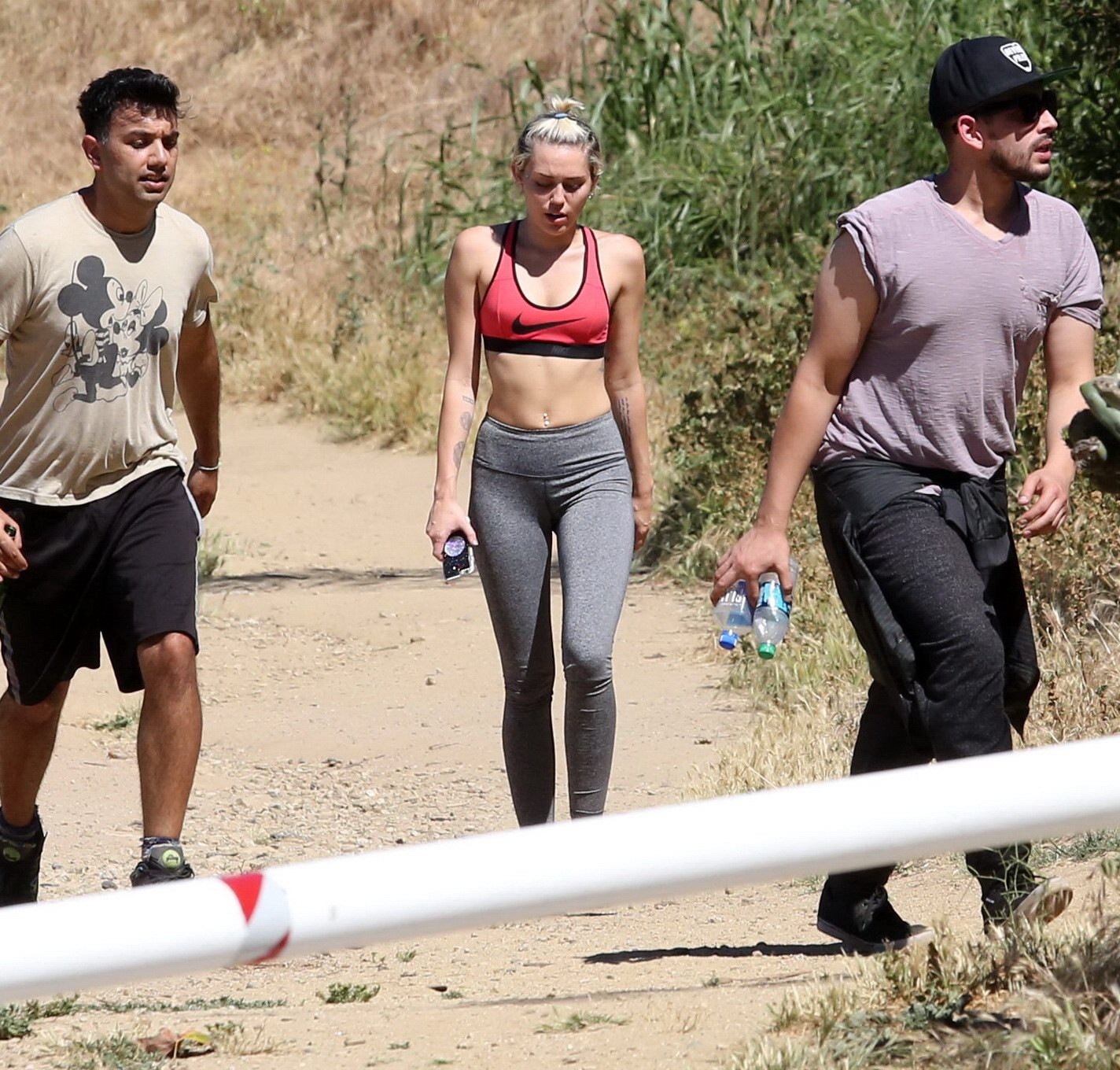 Miley cyrus en mallas de sujetador deportivo haciendo senderismo con amigos en la
 #75165269