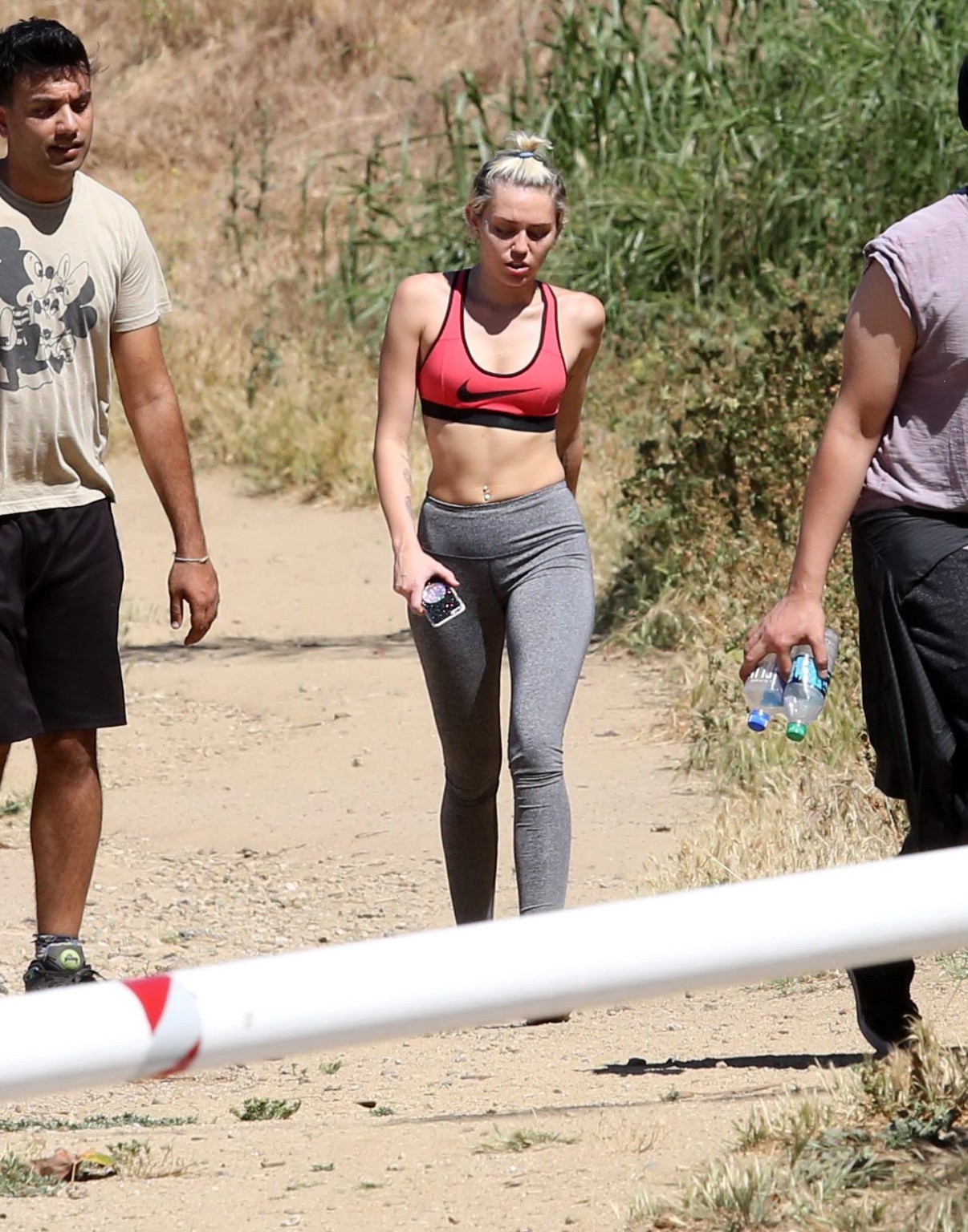 Miley cyrus en mallas de sujetador deportivo haciendo senderismo con amigos en la
 #75165290