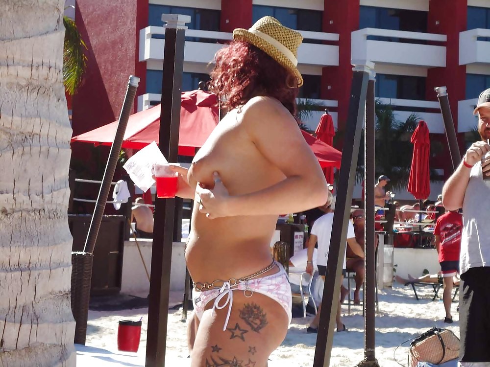 セクシーな裸のティーンの女の子は、公共のビーチで一緒に遊ぶ
 #72241846