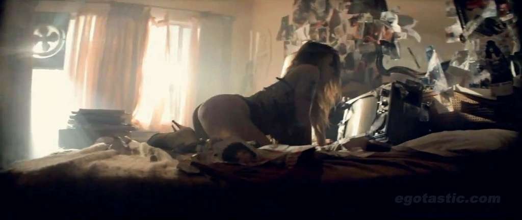 Stacy fergie ferguson esponendo il suo grande culo in perizoma in video spot
 #75326198