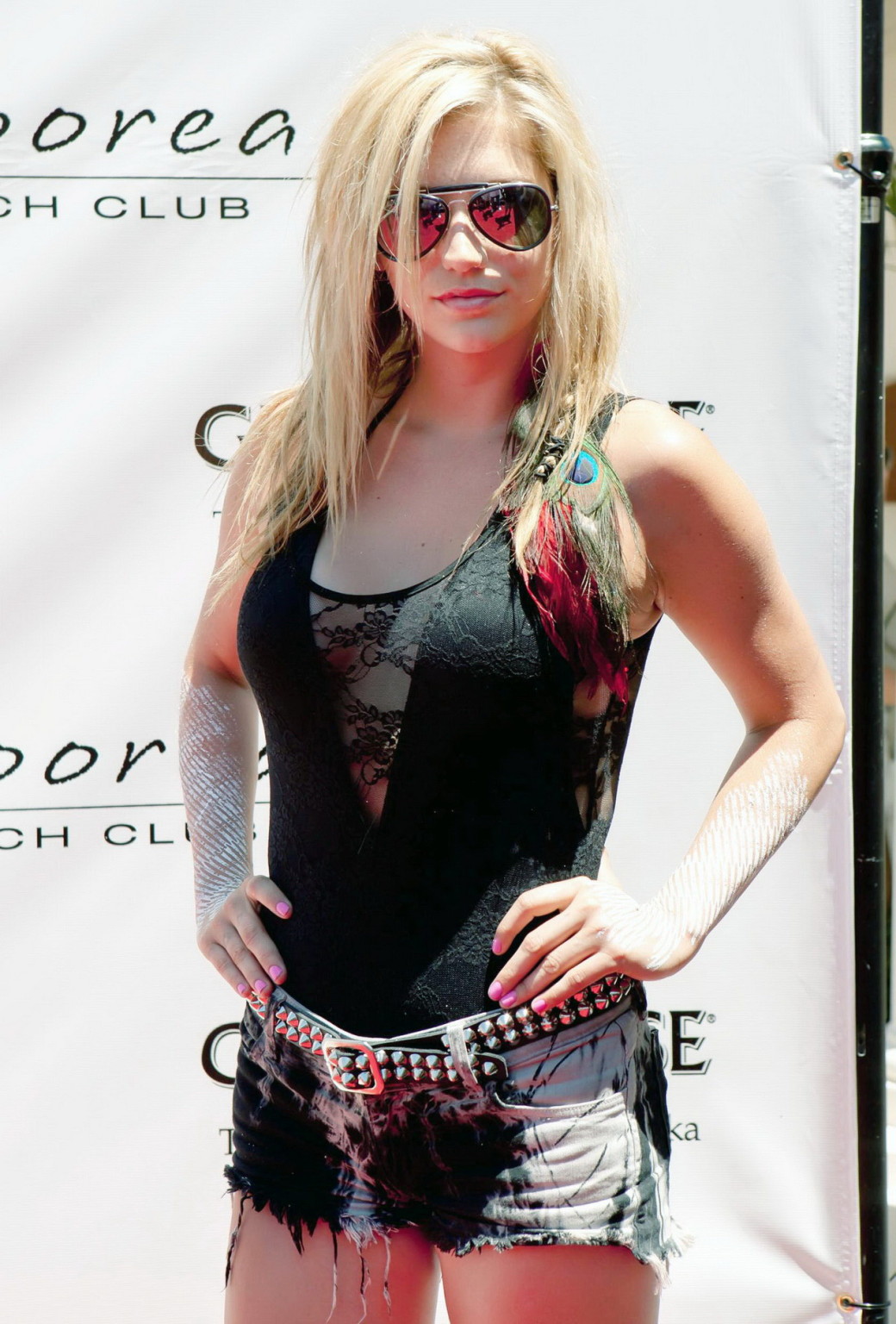 Kesha sebert sembra molto sexy in pantaloncini di denim che ospita una festa in piscina a moorea beac
 #75340943