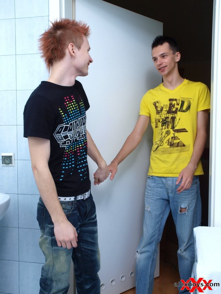 Des jeunes hommes mignons dans la salle de bain
 #76934816