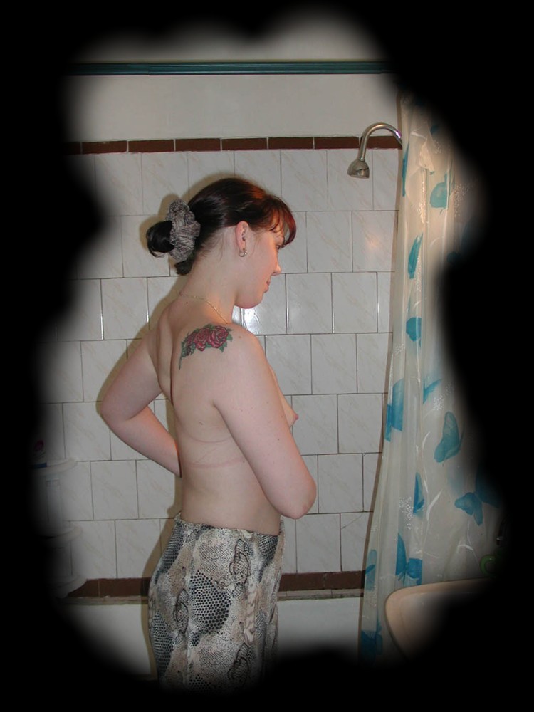 シャワーを浴びているところを盗撮された無防備な女の子の盗撮写真
 #71653822