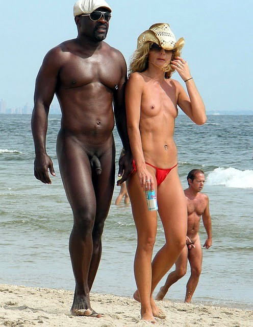 Amici giovani nudisti si divertono in una spiaggia nudista
 #72245266