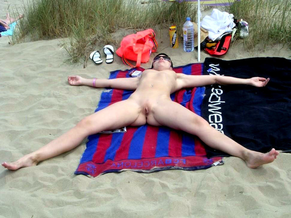 Amici giovani nudisti si divertono in una spiaggia nudista
 #72245270