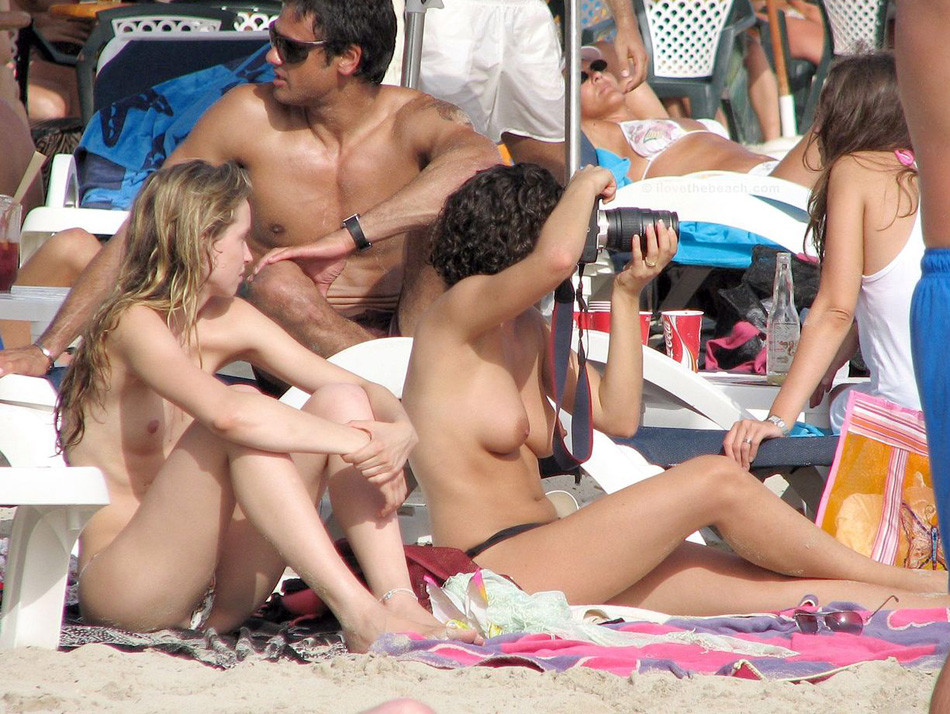 Amici giovani nudisti si divertono in una spiaggia nudista
 #72245352