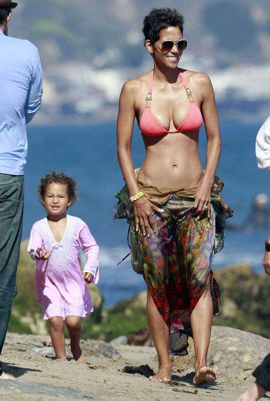 Halle Berry exposant son corps sexy et son cul en bikini sur la plage.
 #75291803